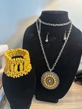 Yellow Beaded Pendant Necklace & Bracelet Set - Unbranded